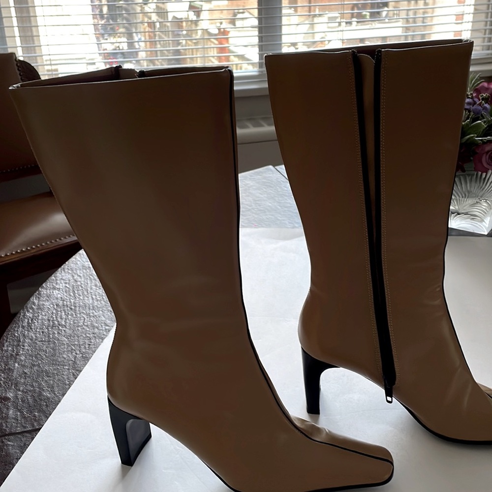 Womens Boots Tan color with black piping in the Center